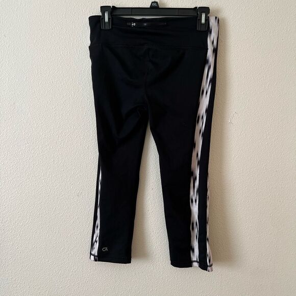 GAP FIT BLACK WORKOUT/LEGGINGS/CAPRi With  WHITE ACCENT STRIP ON SIDE, S - Picture 1 of 6